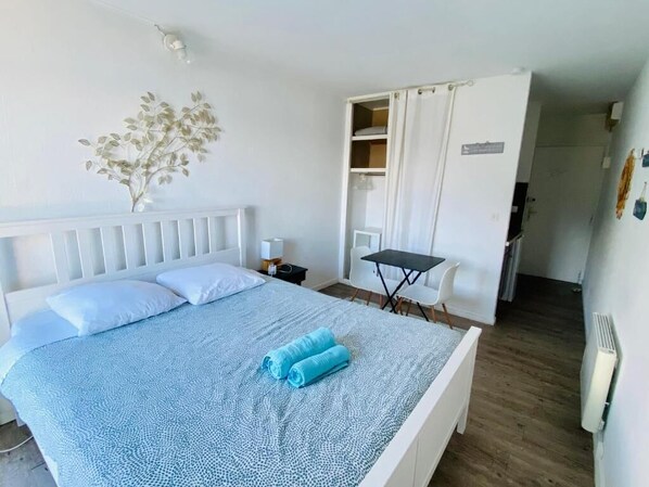 1 bedroom, desk, WiFi, bed sheets