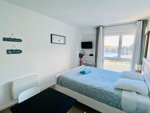 1 bedroom, desk, WiFi, bed sheets - Les Studios de la Côte Roz - Vue Mer - Rivage (Perros-Guirec)