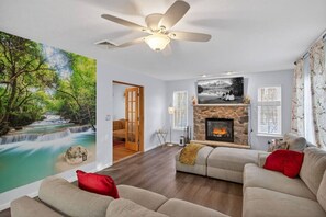 Smart TV y chimenea 