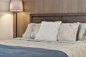 3 bedrooms, iron/ironing board, free WiFi, bed sheets - Summit Chalet at Stillwater (Pocono Summit)