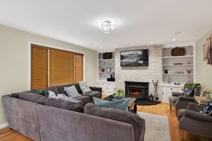 Smart TV, fireplace - Summit Chalet at Stillwater (Pocono Summit)