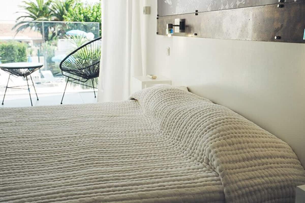 Chambre classique double, balcon | Coffre-fort, accès au Wi-Fi (inclus)