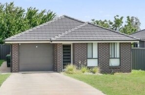 Exterior - THE QUARTERS #1 Centrally located modern 2 bed unit featuring stylish decor (East Tamworth)