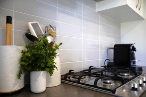 Private kitchen - THE QUARTERS #1 Centrally located modern 2 bed unit featuring stylish decor (East Tamworth)