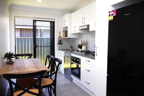 Private kitchen - THE QUARTERS #1 Centrally located modern 2 bed unit featuring stylish decor (East Tamworth)