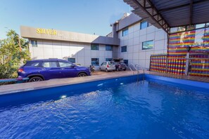 Outdoor pool - Hotel Silver Leaf (Panchgani)