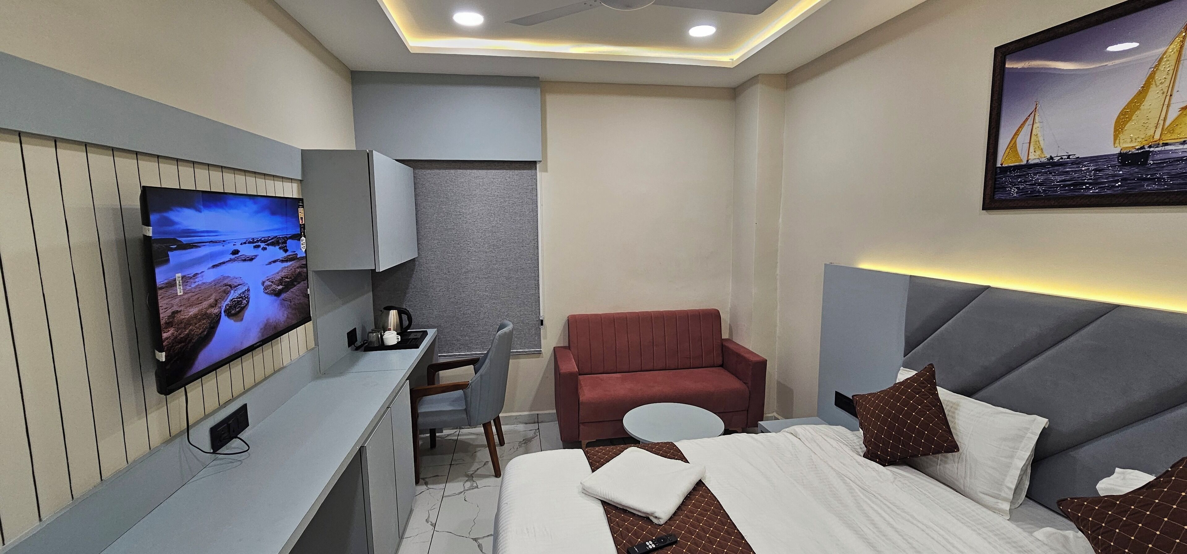 Laptop workspace, iron/ironing board, free WiFi