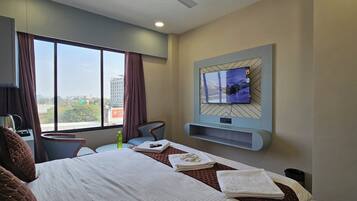 Deluxe Double Room | Laptop workspace, iron/ironing board, free WiFi