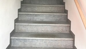 Una escalera de hormigón con barandilla de madera.