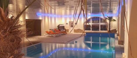 Piscine couverte, chaises longues