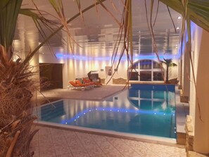 Indoor pool, sun loungers - Carea Harz Hotel Allrode (Thale)