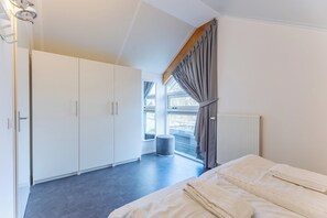 3 bedrooms, individually furnished, bed sheets - Modern Family Home Near Beach (Renesse)