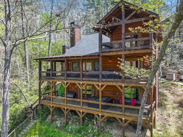 Exterior - Little Bears Riverfront Cabin. ON THE RIVER. Pets are welcome. (Ellijay)