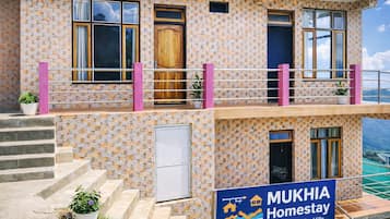 Vista frontal de la propiedad