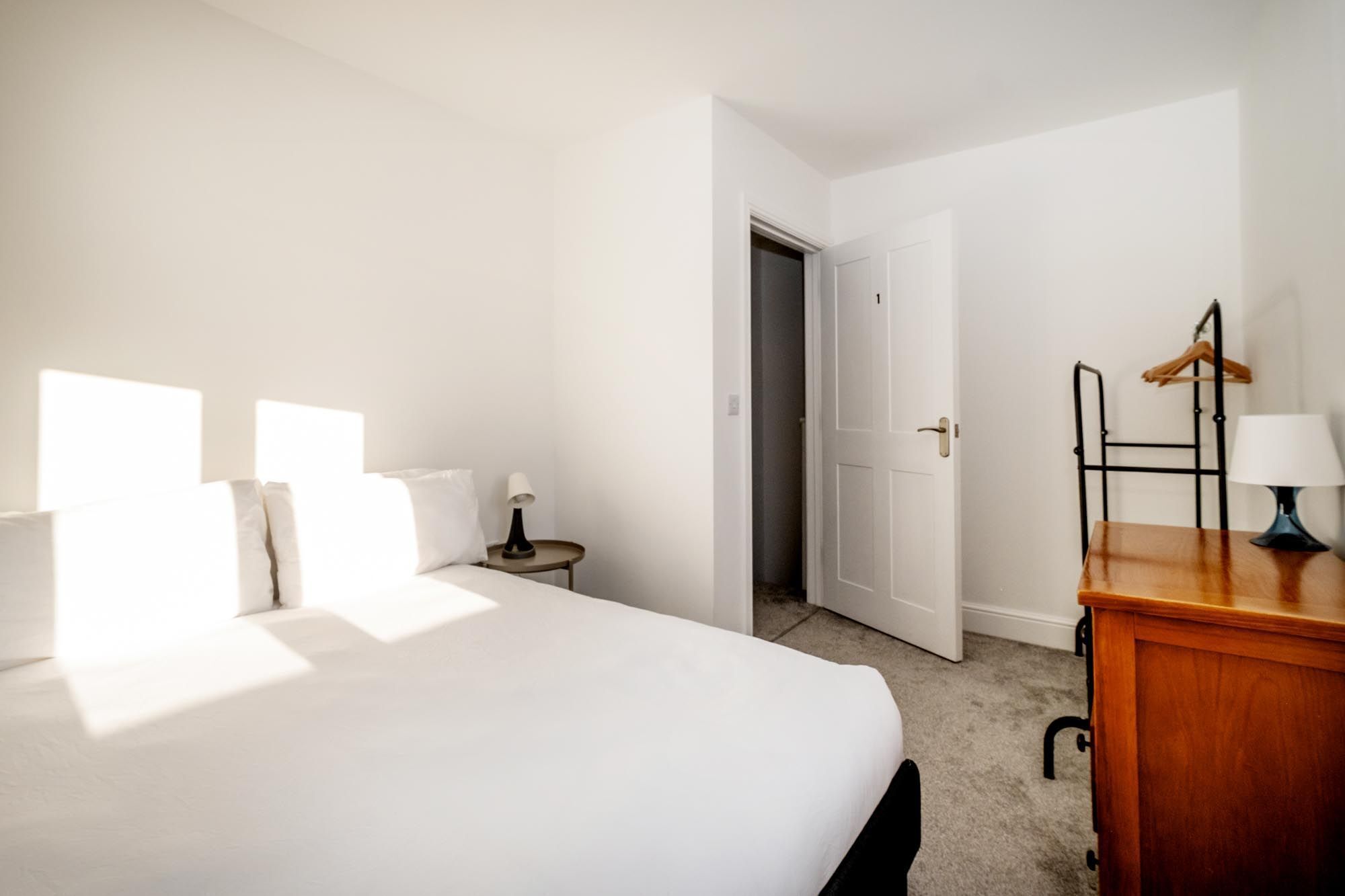 Strykejern/-brett, internettilgang og sengetøy