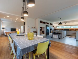 A modern kitchen with a dining area, wooden flooring, and built-in appliances. - Stunning private villa with WIFI, private pool, A/C, terrace, pets allowed and panoramic view (Piano-molini D'isola)