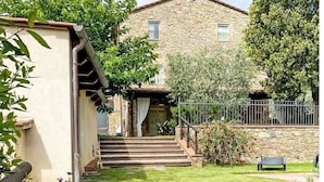 A stone staircase leading to a stone building with a garden and a bench. - Beautiful private villa for 10 guests with private pool, WIFI, TV, balcony and pets allowed (Capannori)