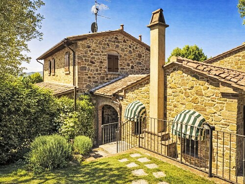 Beautiful private villa for 8 guests with WIFI, A/C, private pool, TV, patio and pets allowed