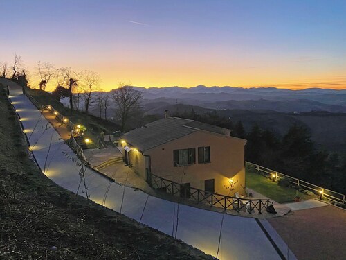 Stunning private villa with WIFI, pool, hot tub, terrace, pets allowed and panoramic view