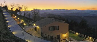 Stunning private villa with pool, hot tub, WIFI, terrace, pets allowed and panoramic view
