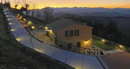 Stunning private villa with WIFI, pool, hot tub, terrace, pets allowed and panoramic view