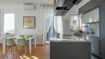 KĂŒhlschrank, Mikrowelle, Ofen, Herdplatte