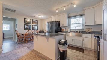 Een koelkast, een magnetron, een oven, een vaatwasser