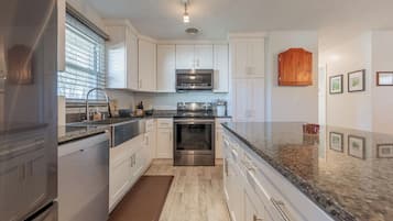 Een koelkast, een magnetron, een oven, een vaatwasser