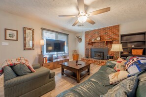 Smart TV, fireplace - Bishop Ridge Retreat in Blacksburg: quiet country views, 7 mins to downtown, deck and cozy stove. (Blacksburg)
