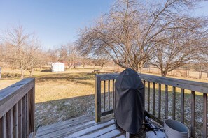 Property grounds - Bishop Ridge Retreat in Blacksburg: quiet country views, 7 mins to downtown, deck and cozy stove. (Blacksburg)