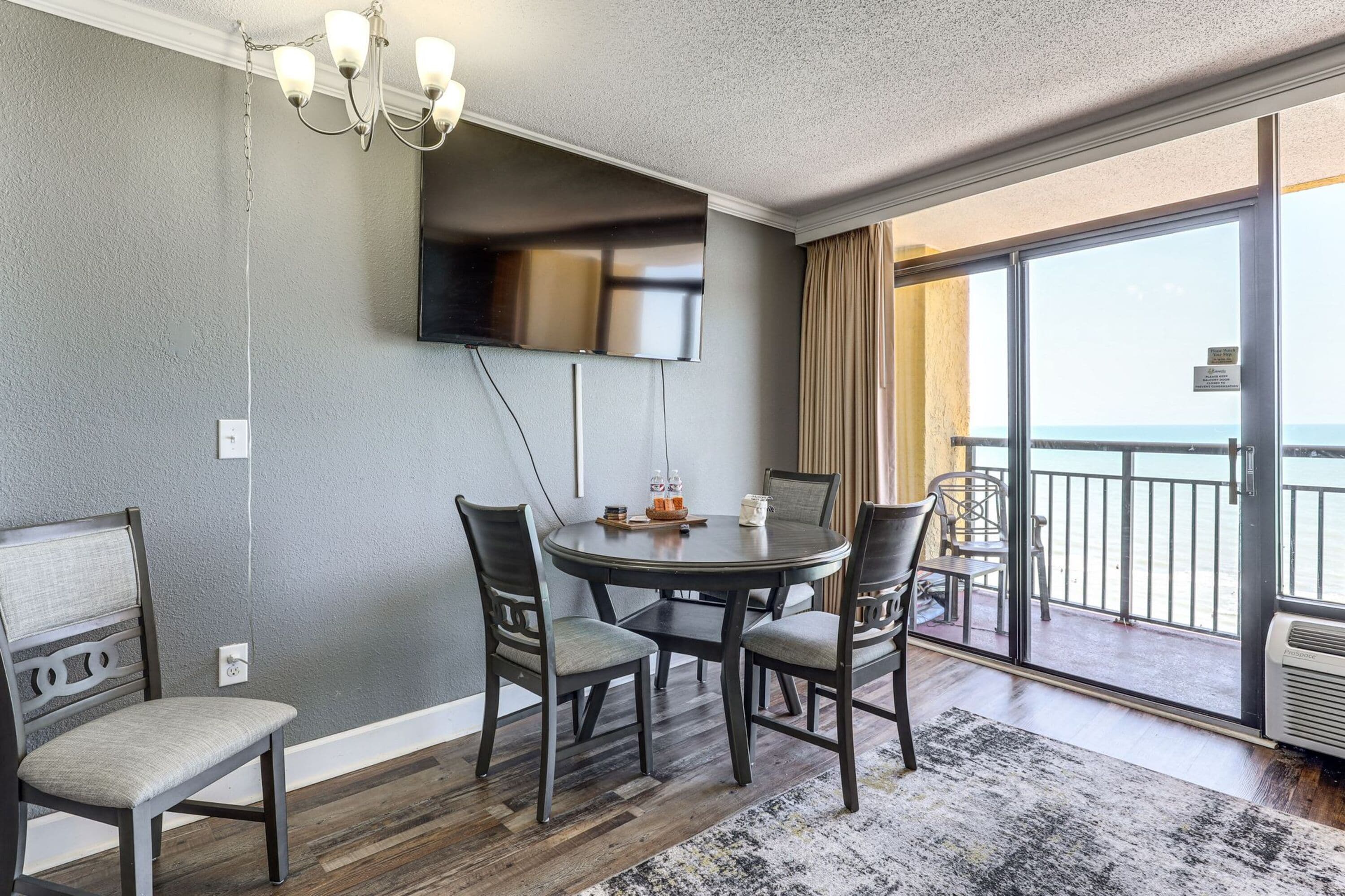 Signature-Apartment, 1 Schlafzimmer, Whirlpool, Poolblick | Essbereich im Zimmer