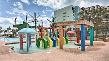 Piscina coberta i piscina a l'aire lliure