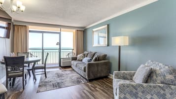 Bloc d'apartaments destacat, 1 dormitori, banyera d'hidromassatge, vistes a la piscina | Sala d'estar | Televisor intel·ligent de 45 polzades amb canals per cable