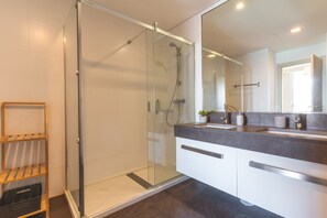 Shower, hair dryer, towels, toilet paper - Pearl View by Atlantic Holiday (Funchal)