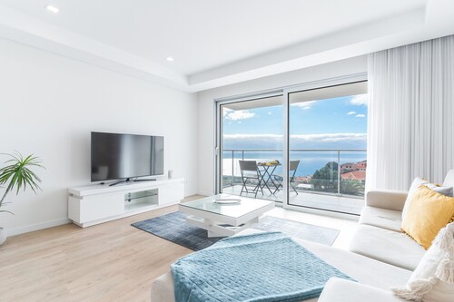 Horizonte Completo II by Atlantic Holiday