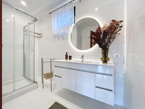 Douche, sèche-cheveux, serviettes fournies, papier toilette