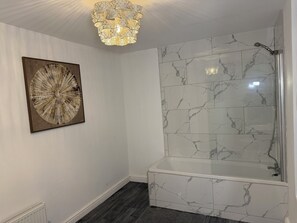 Een douche, een haardroger, handdoeken, toiletpapier