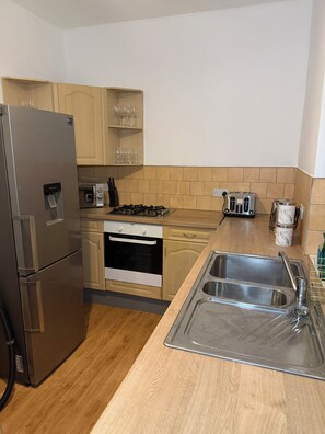 Private kitchen - 2Bed Wakefield City Centre House |All EnSuite | Ideal for Family & Contractors (Wakefield)