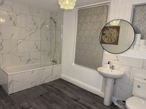 Dusche, Haartrockner, Handtücher, Toilettenpapier