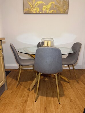 Dining - 2Bed Wakefield City Centre House |All EnSuite | Ideal for Family & Contractors (Wakefield)
