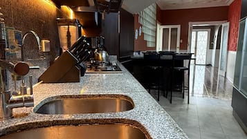Geladeira, micro-ondas, fogão, cooktop