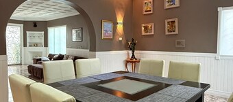 Brilliant 6-bedroom house with AC in vibrant Caracas, spacious enough for 15