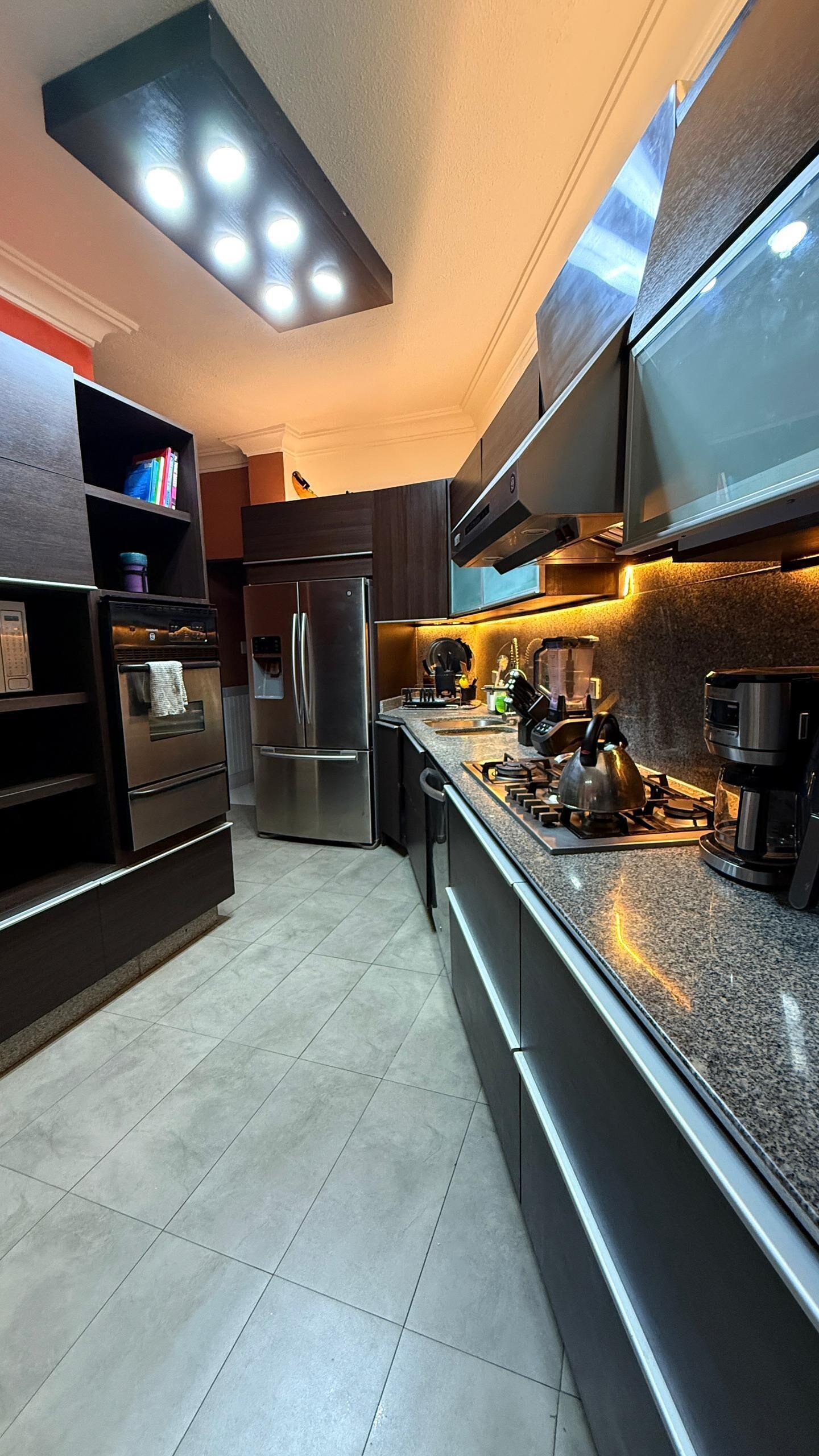 Jääkaappi, mikroaaltouuni, uuni, liesi