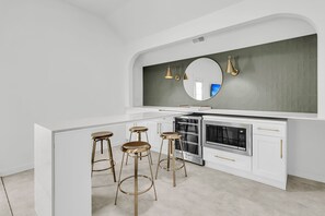 雪櫃、微波爐、焗爐、爐具