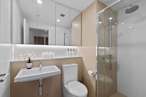 Dusche, Haartrockner, Handtücher, Shampoo