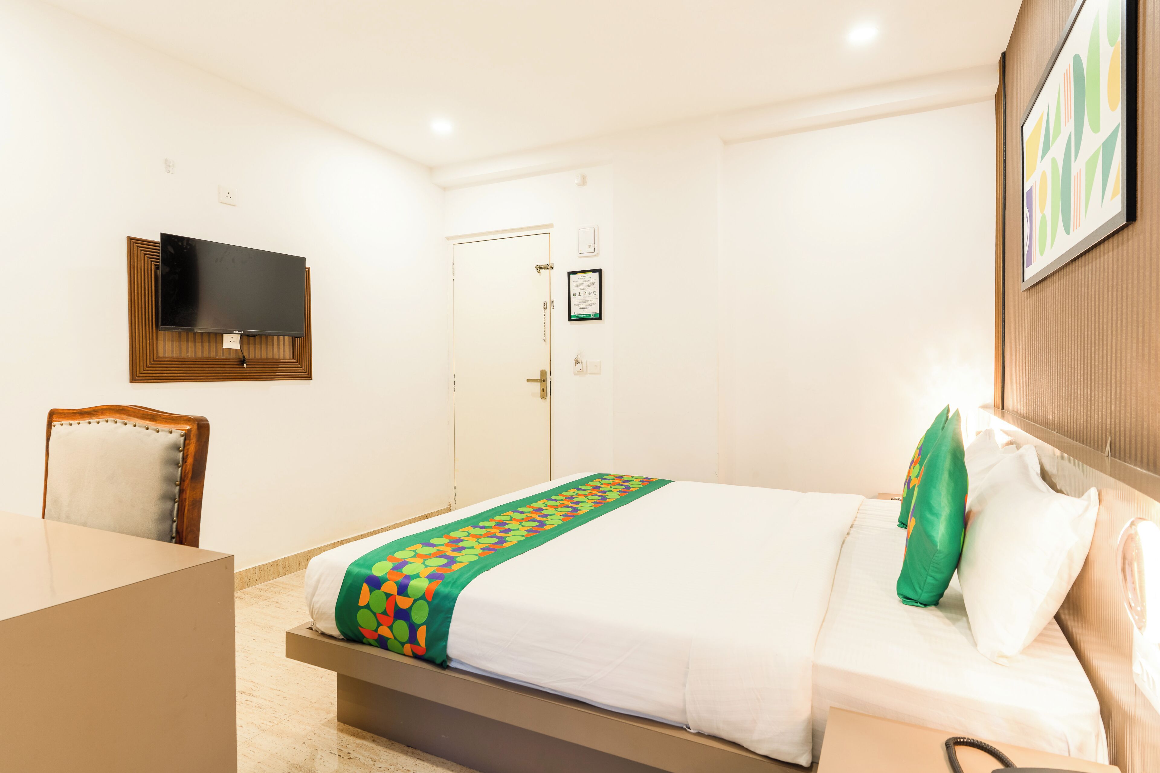 Standard Double Room | Desk