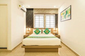 Deluxe Double Room | Desk