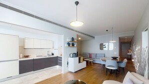 A modern living space with a kitchen, dining area, and seating area. - Pearl View by Atlantic Holiday (Funchal)