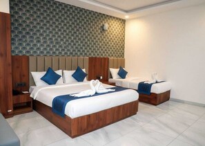 Luxury Twin Room, Park View | Desk, laptop workspace, free WiFi - Belle Tree Hotel (Greater Noida)