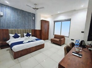 Desk, laptop workspace, free WiFi - Belle Tree Hotel (Greater Noida)